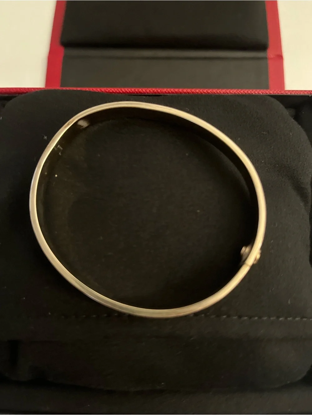 White solid gold 14 k Screw-Detail Bangle. Comes with a signature box. - Picture 4 of 13